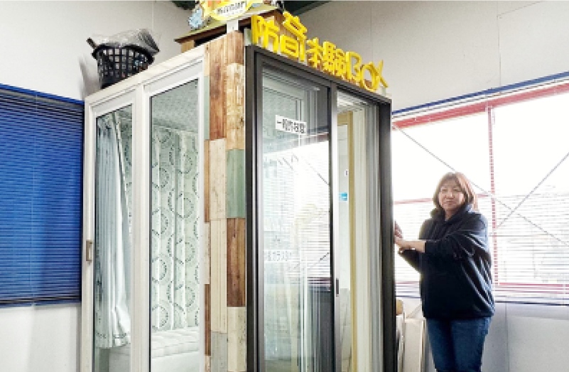 大型体験BOXに入る女性